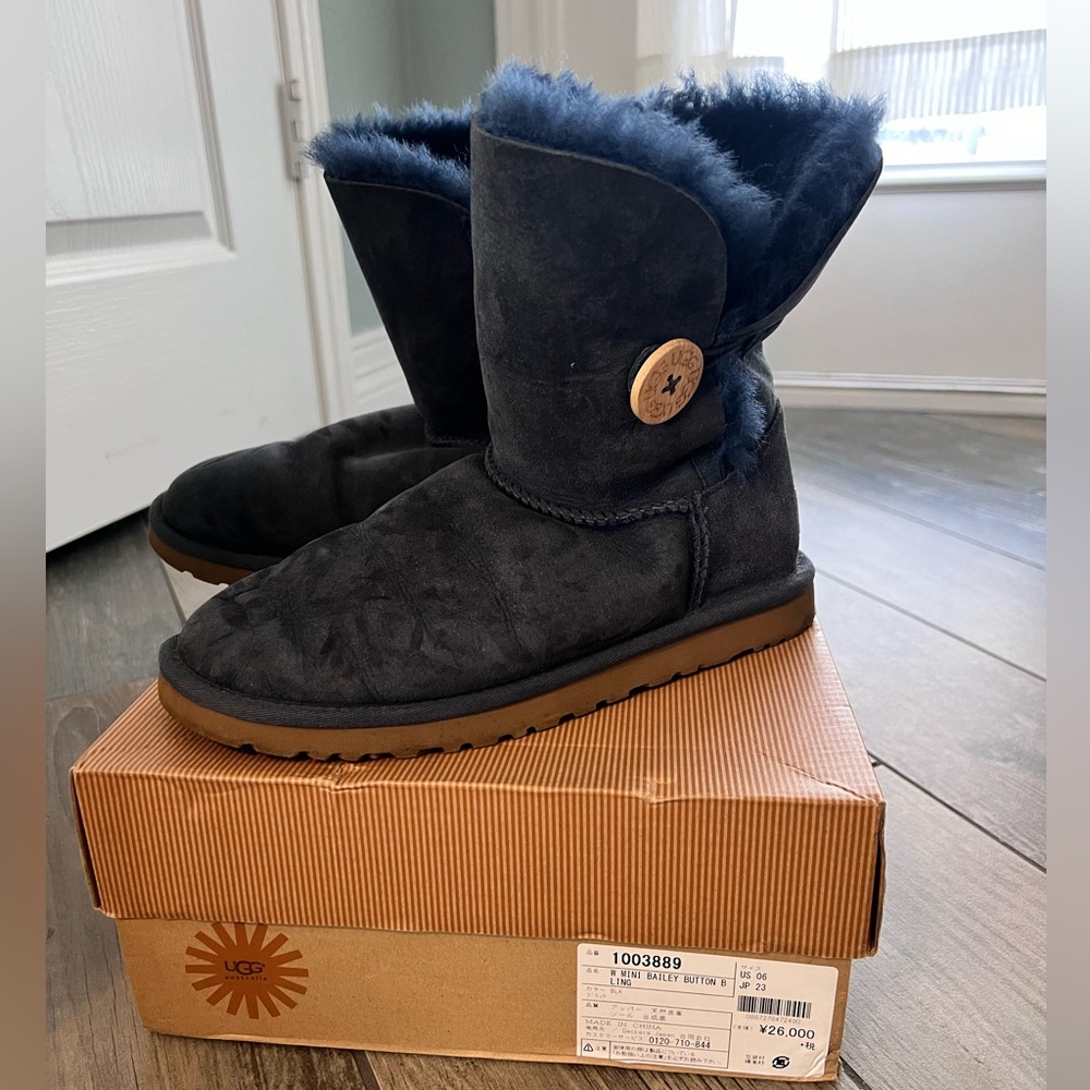 UGGs. Navy blue size 6